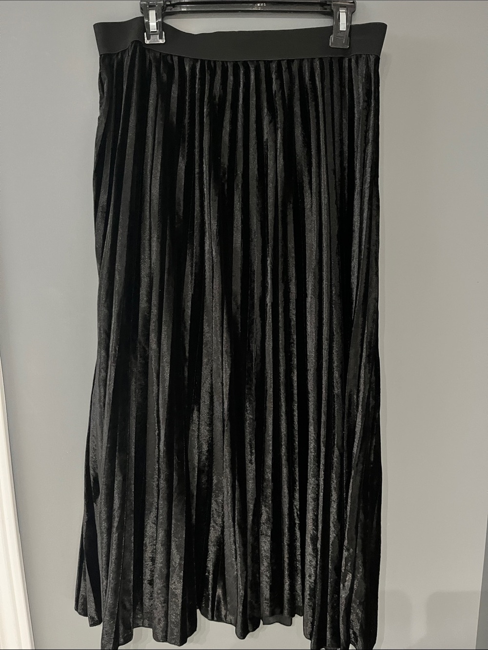 3/$15 Black Pleated Velvet Skirt